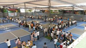 a crowd of people standing on a tennis court at Eagle Sầm Sơn Hotel in Sầm Sơn