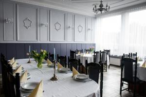 uma sala de jantar com uma mesa longa e cadeiras em Zajazd Saga em Gryfino