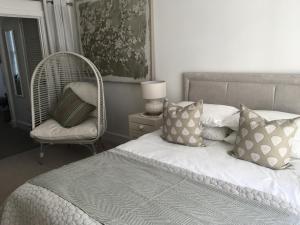 The Bungalow and Studio Apartments客房内的一张或多张床位