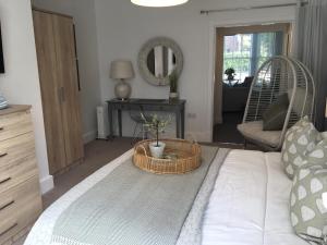 The Bungalow and Studio Apartments客房内的一张或多张床位