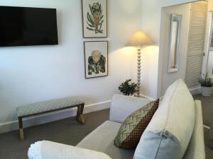 The Bungalow and Studio Apartments的电视和/或娱乐中心
