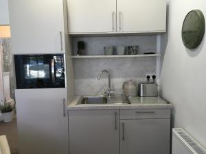 The Bungalow and Studio Apartments的厨房或小厨房