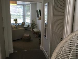 The Bungalow and Studio Apartments的休息区