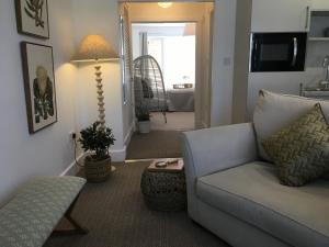 The Bungalow and Studio Apartments的电视和/或娱乐中心
