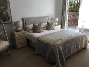The Bungalow and Studio Apartments客房内的一张或多张床位