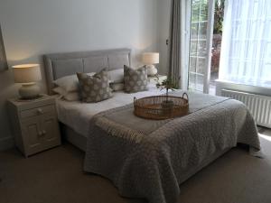 The Bungalow and Studio Apartments客房内的一张或多张床位