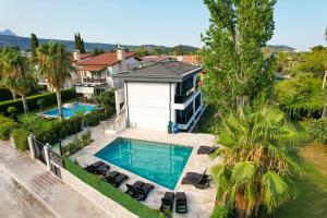 an aerial view of a house with a swimming pool at Erisch Apart in Kemer