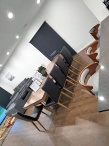 Posezení v ubytování Modern cosey 4bedroom house walk to beach