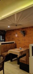 Ruang duduk di Hotel Keerthi Regency
