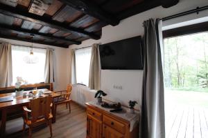 A television and/or entertainment centre at Ferienhaus Hadernigg