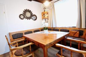 A seating area at Ferienhaus Hadernigg