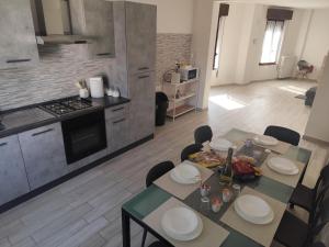 a kitchen and dining room with a table and chairs at Le dimore di Genny 1 in Medole