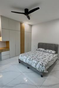 Postel nebo postele na pokoji v ubytování Sky Pool Event Garden Koey