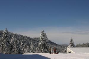 a group of people standing on a snow covered slope at Charmante maison de vacances entre l Ardèche et Lozère in Saint-Étienne-de-Lugdarès