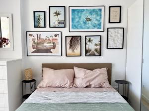 een slaapkamer met een muur met foto's boven een bed bij The house of secrets in Torrevieja +48 foto's