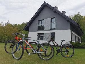 two bikes parked in front of a house at Łasko - Wildlife Phototherapy 4 klimatyzowane wille, po 100m2, z dostępem do prywatnego stawu, ogrodu 2ha in Bierzwnik