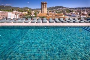 The swimming pool at or close to Mercè