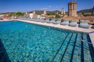 The swimming pool at or close to Mercè