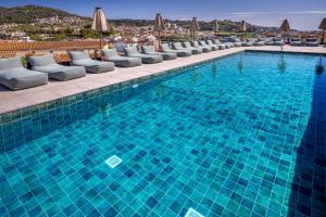 The swimming pool at or close to Mercè