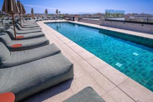 The swimming pool at or close to Mercè