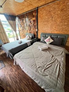 Postel nebo postele na pokoji v ubytování พราวด์รีสอร์ท ศรีเทพ