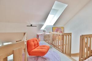 une chaise orange dans une pièce avec une lucarne dans l'établissement Residenz Ostseestrand Appartement 31 "Aurora", à Scharbeutz 34 autres photos