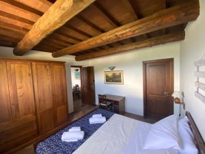 Postel nebo postele na pokoji v ubytování Antico Borgo Carceri & Wellness