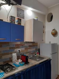 Kuchyňa alebo kuchynka v ubytovaní CASA VACANZA DI VIA GIACALONE
