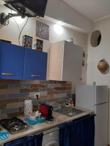Kuchyňa alebo kuchynka v ubytovaní CASA VACANZA DI VIA GIACALONE