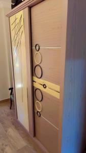 un armadio con una porta di legno con delle maniglie di Cairo a Madinaty 1 altra foto