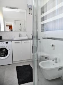 Koupelna v ubytování Apartments Mandalena with terrace, 1 min walk to the beach + 69 fotografií
