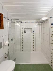 Koupelna v ubytování Azur Hotel