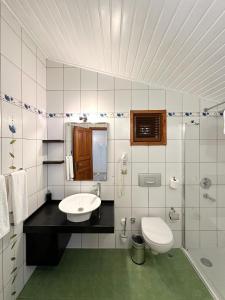 Koupelna v ubytování Azur Hotel