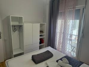 A bed or beds in a room at Pagrati apartment Διαμέρισμα Παγκράτι