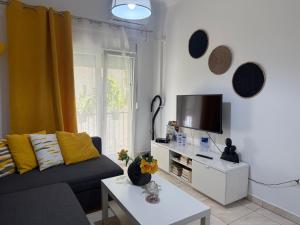 A television and/or entertainment centre at Pagrati apartment Διαμέρισμα Παγκράτι