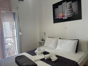 A bed or beds in a room at Pagrati apartment Διαμέρισμα Παγκράτι