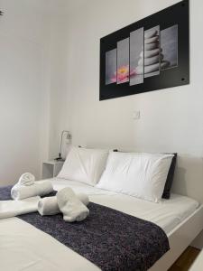 A bed or beds in a room at Pagrati apartment Διαμέρισμα Παγκράτι
