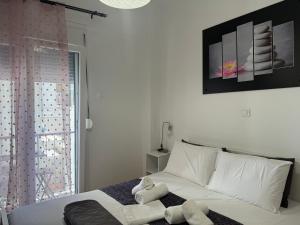 A bed or beds in a room at Pagrati apartment Διαμέρισμα Παγκράτι