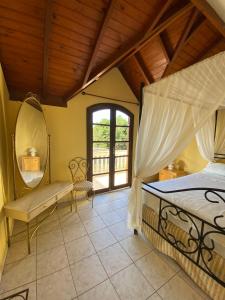 a bedroom with a bed and a mirror and a window at HOTEL VELHA CORTE VW-AUDI Sjp in São José dos Pinhais