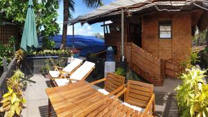 Piscine de l'établissement Charming seaview chalet with AC, kitchen, downtown ou située à proximité