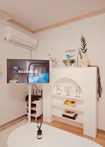 TV a/nebo společenská místnost v ubytování Hongdae station 5min Full option