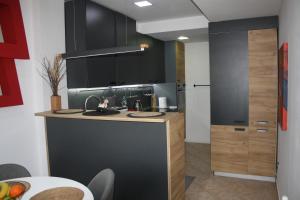 O bucătărie sau chicinetă la Old Bazaar City Center Apartment