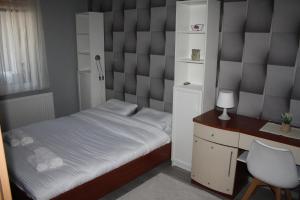 Un pat sau paturi într-o cameră la Old Bazaar City Center Apartment
