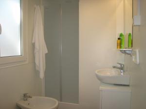 Et badeværelse på Piomboni Camping Village + 35 billeder