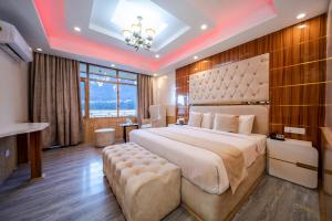 Postel nebo postele na pokoji v ubytování West Western Resort Manali #NearToMallRoad #24HourRestaurent #Gym #Lawn #PlayingZone #PoolTable #KidsFriendly #MountainView #TableTennis #FamilyFriendly #PrivateParking