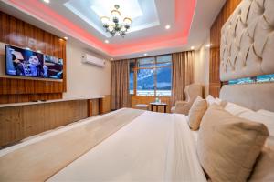 Postel nebo postele na pokoji v ubytování West Western Resort Manali #NearToMallRoad #24HourRestaurent #Gym #Lawn #PlayingZone #PoolTable #KidsFriendly #MountainView #TableTennis #FamilyFriendly #PrivateParking + 37 fotografií