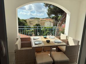 En balkon eller terrasse på Bel Appartement Tout Neuf