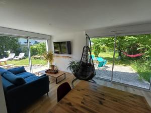 Et tv og/eller underholdning på Maison de vacances 4 Pers avec jardin privatif à 1km PLAGE Lines et 300m de la mer de Gâvres - AR PIL JADUR