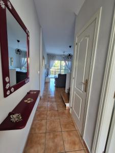 イスランティージャにあるCasa adosada en el campo de golf de Islantillaの廊下(ドア、鏡付)