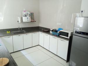 Η κουζίνα ή μικρή κουζίνα στο White residency